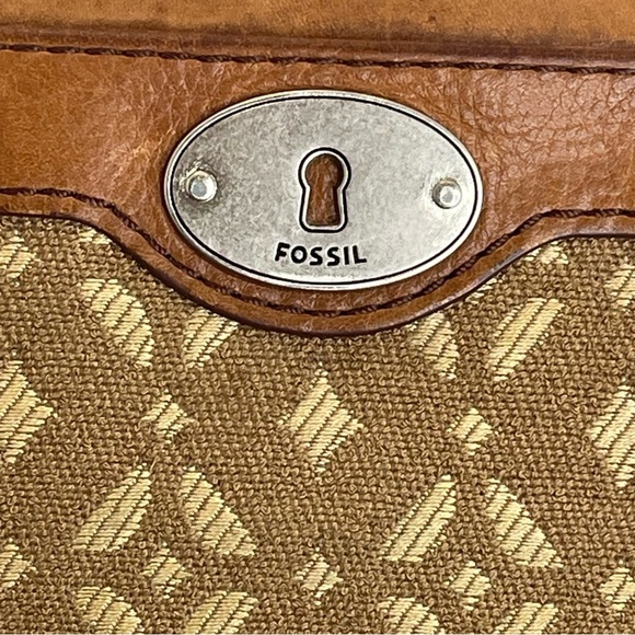 Fossil Brown and Cream Patterned Wallet. Pre-owned. Leather/cloth. - Picture 2 of 9